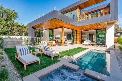 Крисси Тейген и Джон Ледженд купили современный дом в Западном Голливуде за 5,1 миллиона долларов