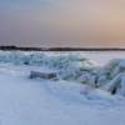 Редкое погодное явление в Финляндии: гладкие на вид ледяные шары покрывают пляж на острове Хайлуото