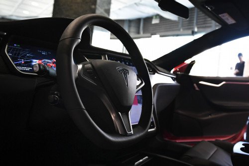 Узнайте, как обновленная система экстренного торможения автопилота Tesla для байкеров