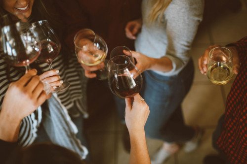 Чем отличаются алкогольные привычки 24-летней женщины в течение недели и 35-летней?