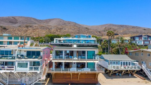 Мэтью Перри продал свой дом Oceanfront Malibu за 13,1 миллиона долларов