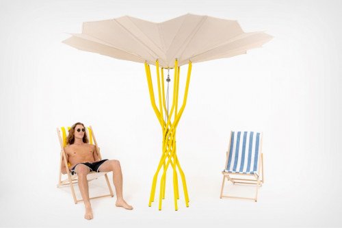 Этот пляжный зонт разворачивает фотоэлектрический массив, который использует солнечную энергию, чтобы охладить вас!