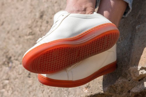 WaEs 'без пластиковых компостируемых кроссовки создают большое влияние без углеродного следа