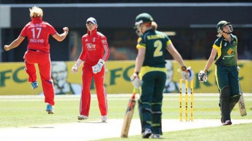 Англия женская крикетная команда сохраняет пепел с победой в австралийском матче Twenty20