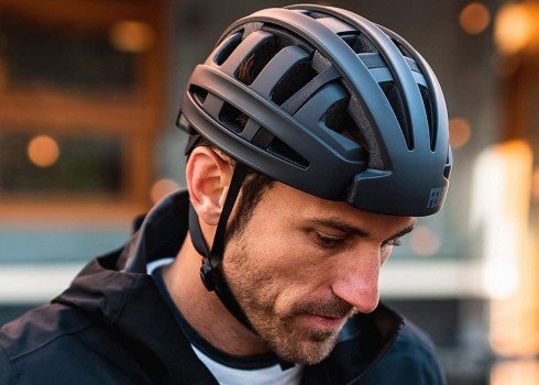 Велосипедный шлем FEND One складывается внутрь, чтобы сделать его более портативным