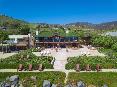 Пирс Броснан выставляет на продажу свой дом на пляже Малибу в стиле Джеймса Бонда за 100 миллионов долларов